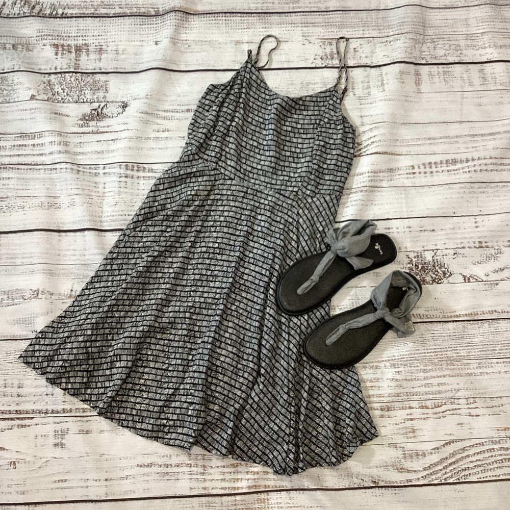 252. Old Navy Black & White Sundress EUC Size Large